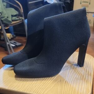 Elegant Black Ribbed Heeled Boots